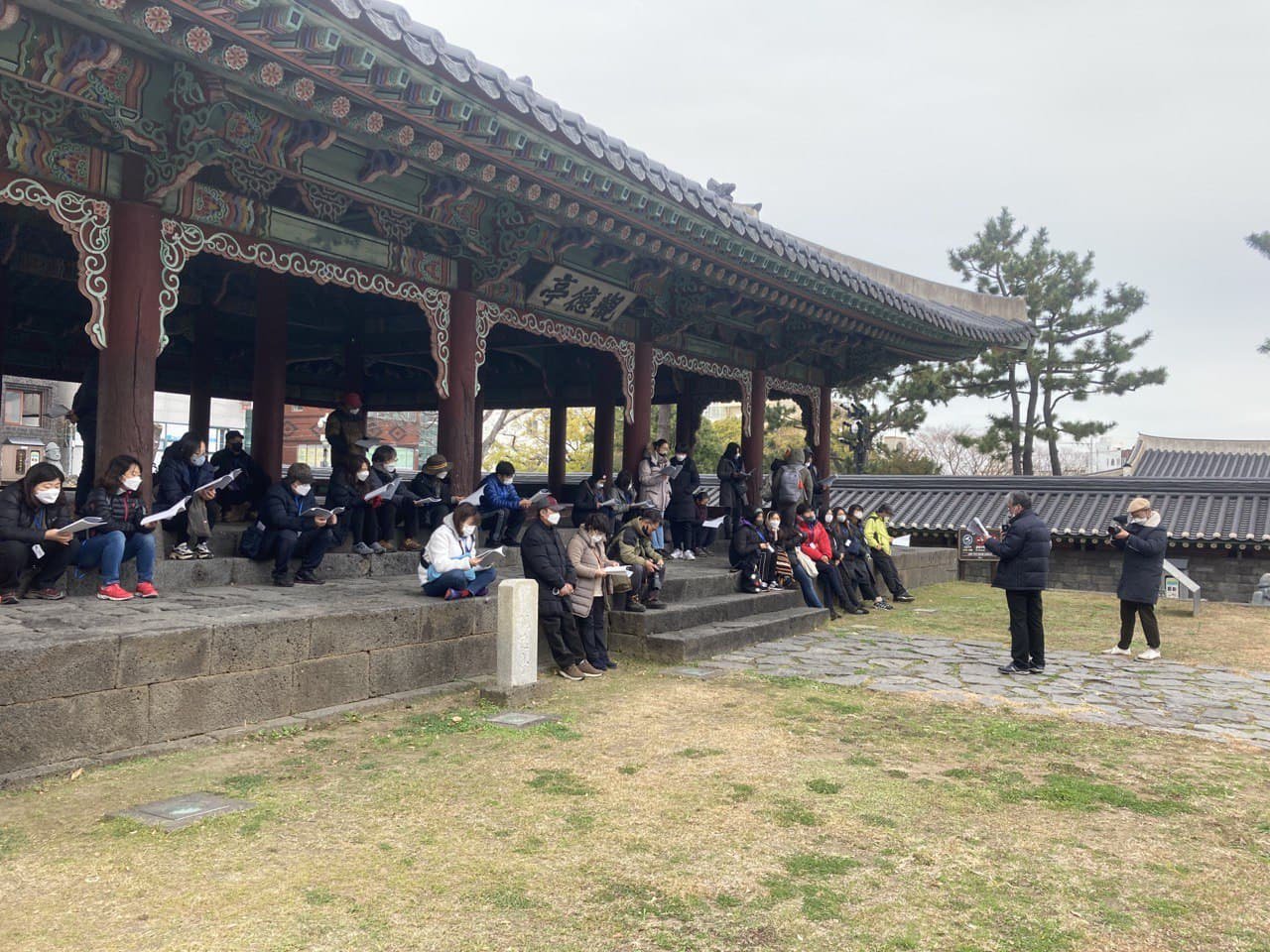 지난 12월 13일 <이덕구 100년 예술동행> 행사가 열렸습니다. 참가자들은 이른 아침부터 제주시 관덕정 앞 광장에 집결했습니다.