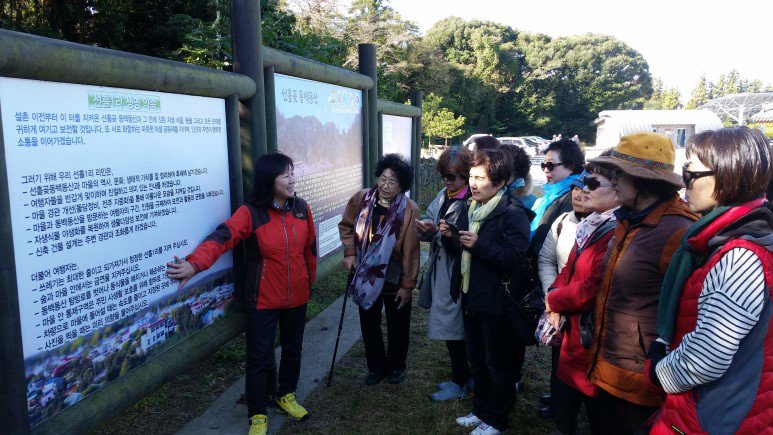 동백동산으로 들어가기 전 제주생태관광협회 고제량 대표로부터 설명을 듣고있다 ©제주다크투어