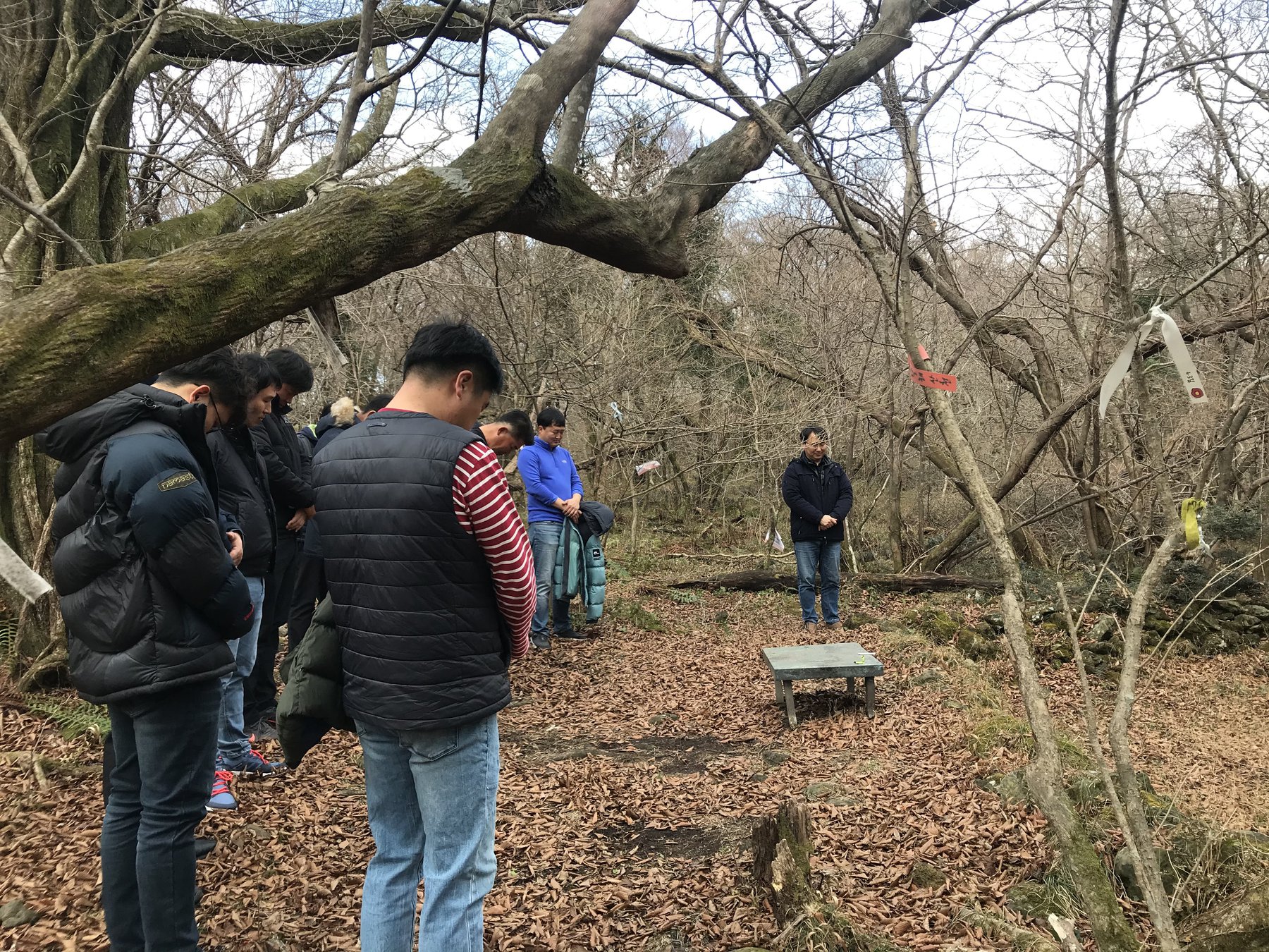 이덕구 산전 앞에서 잠시 묵념했습니다