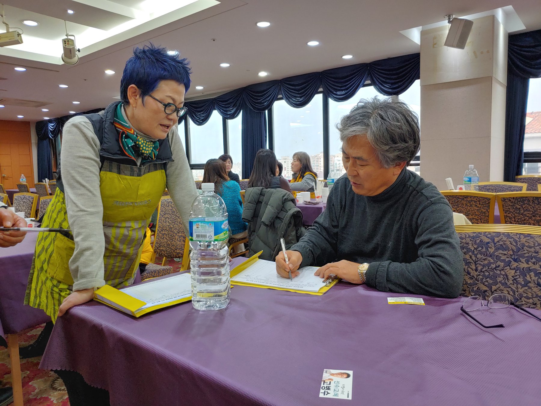 한쪽에선 제2공항 건설사업 전략환경영향 평가에 대한 정보공개 요구 동의 서명도 받았습니다