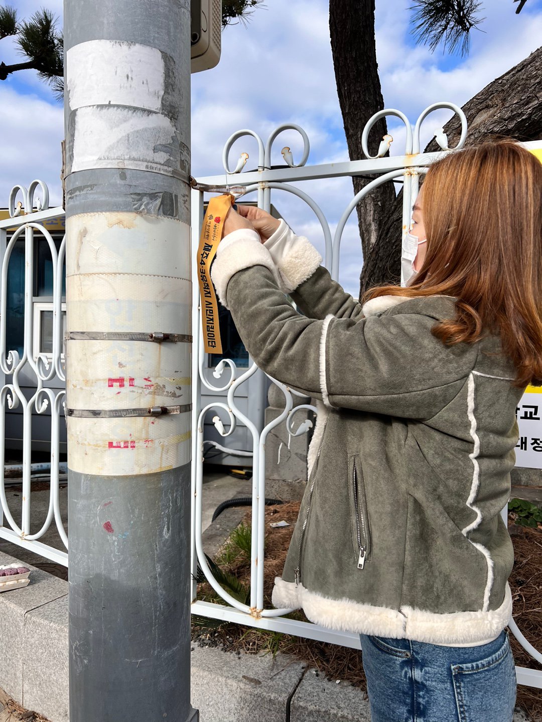 2022.12.15. 대정국민학교에 4·3유적지를 알리는 리본을 설치하는 장면. (제주다크투어 제공)