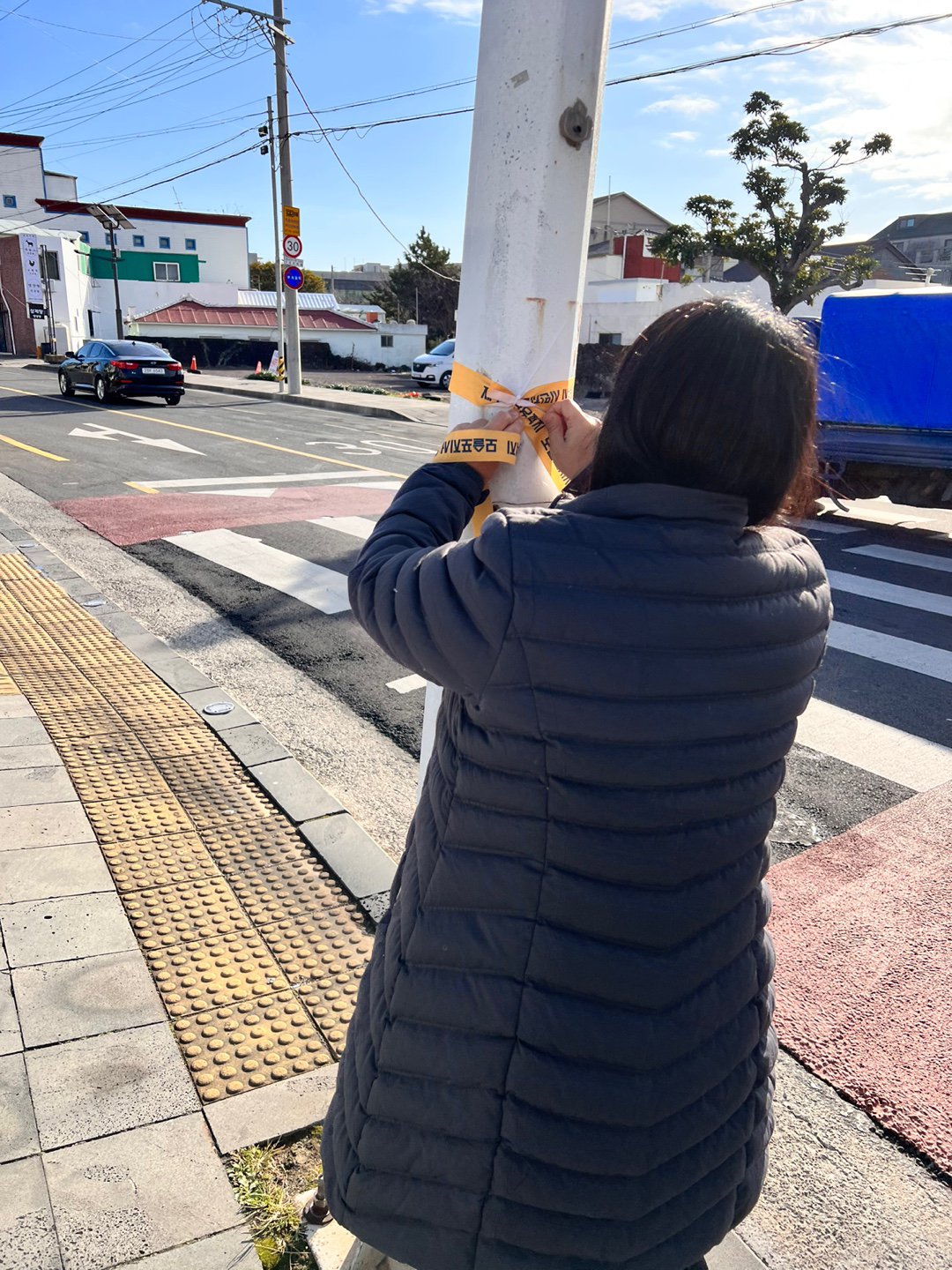 2022.12.15. 모슬포지서옛터에 4·3유적지를 알리는 리본을 달고 있는 시민지킴이단.