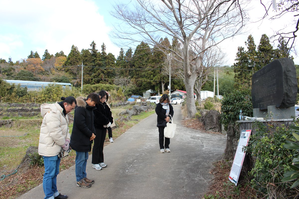 2022.12.15. 영남동에서 4·3희생자분들께 간단한 제를  올리는 시민지킴이단. (제주다크투어 제공)