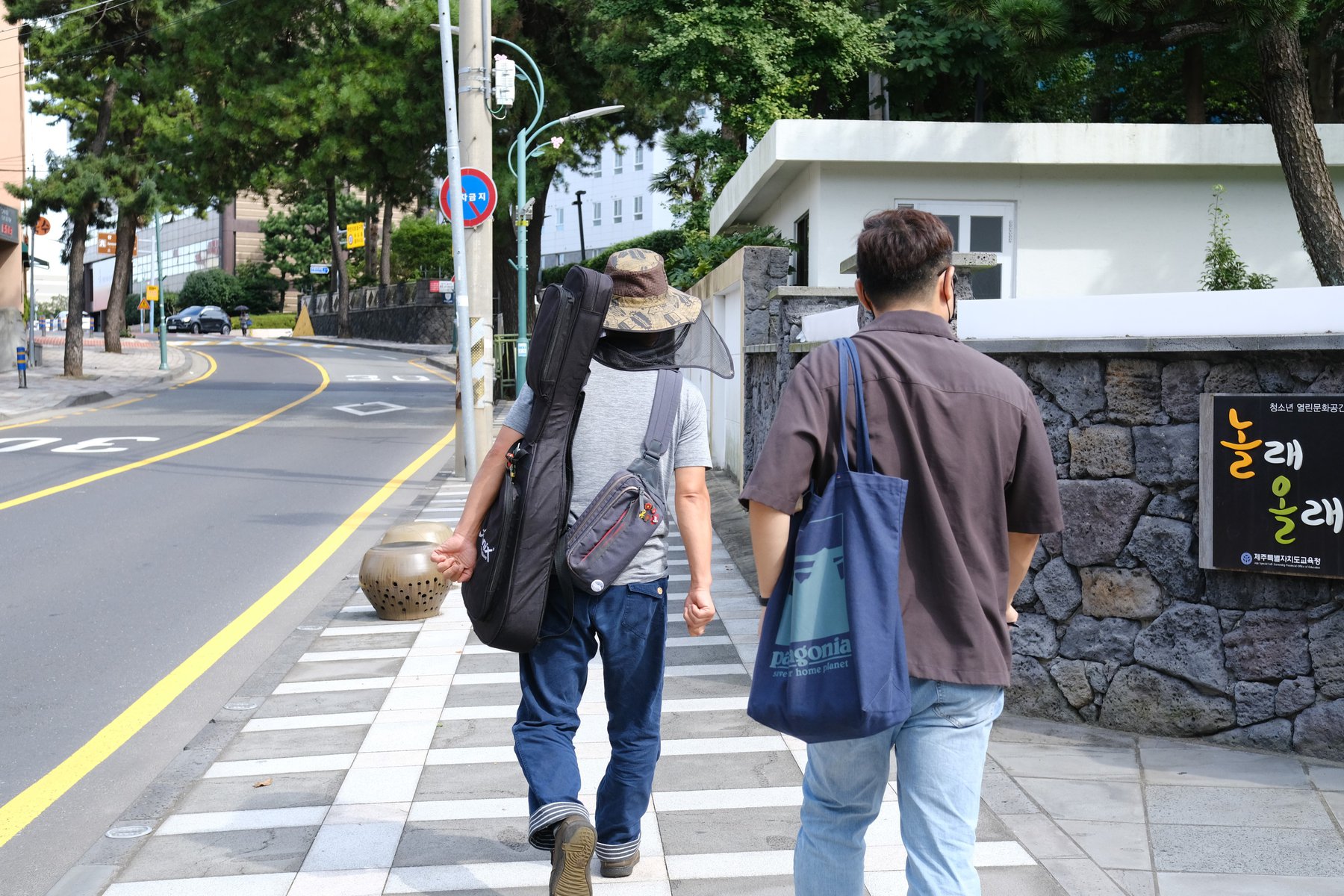 제주농업학교 옛터 일대에서 힘찬 발걸음을 옮기는 답사팀