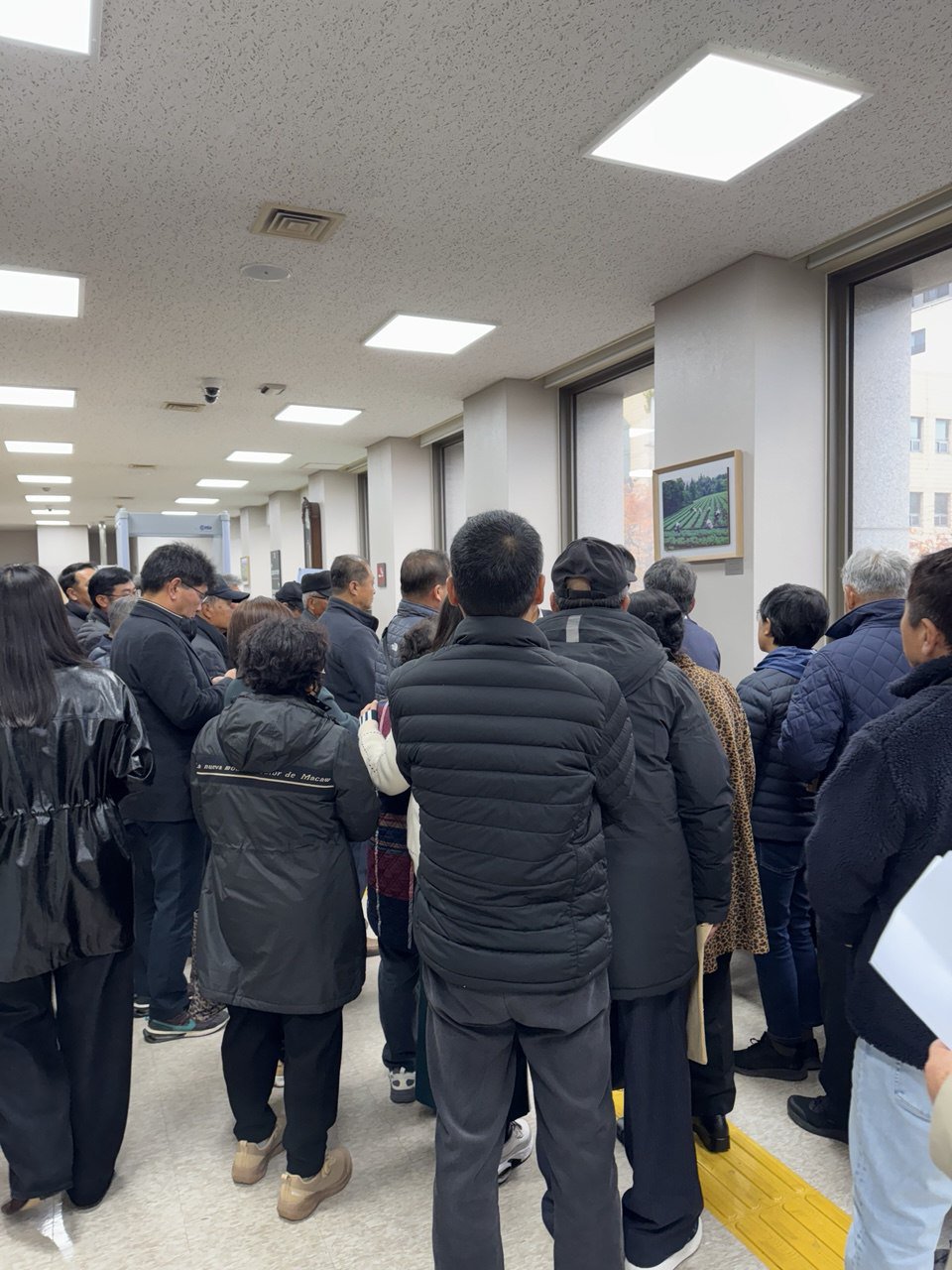 2025.11.25. 무죄선고를 받고 법정 앞에 모인 제주4·3희생자 유족들