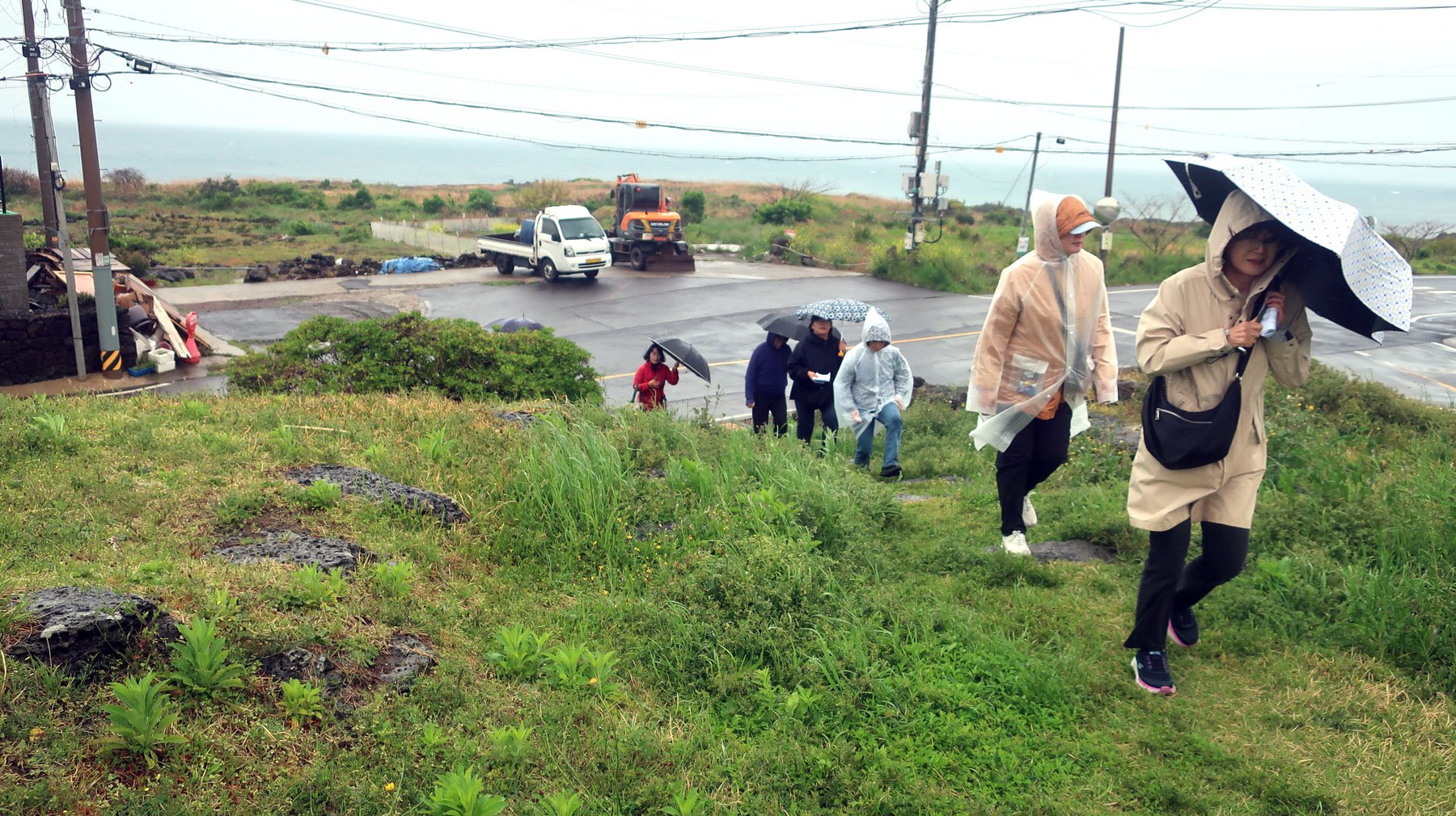 비가 내리는 중에 도착한 조천연대