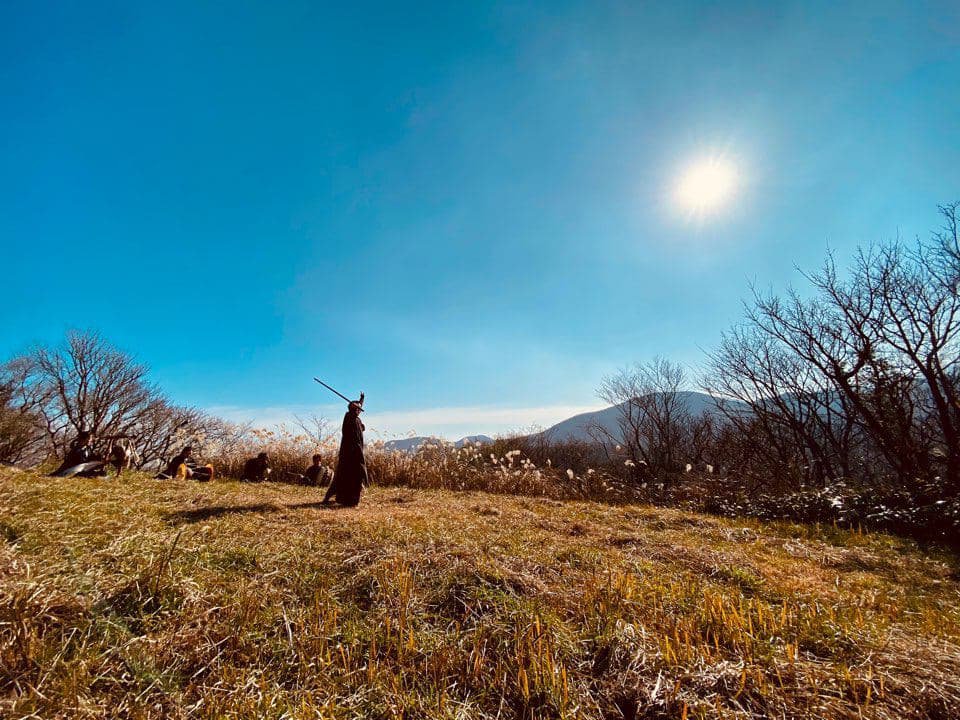 박연술 무용가가 개오리오름 중턱에서 검무를 추고 있습니다.