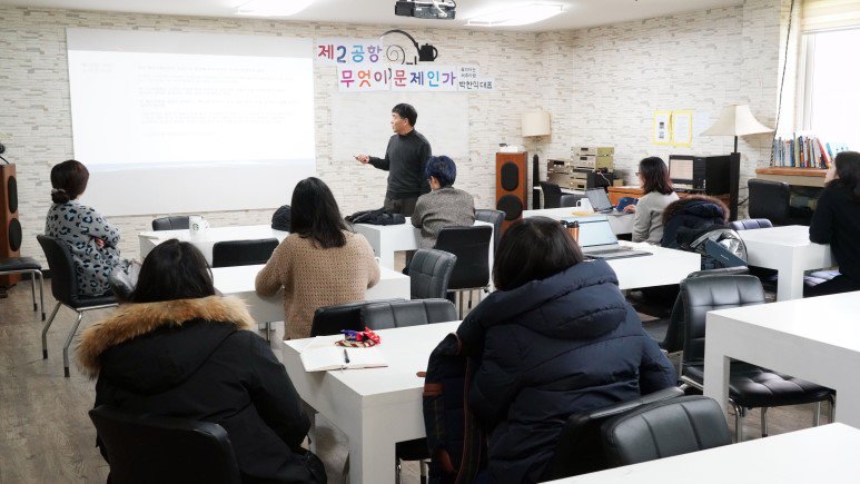 '제2공항, 무엇이 문제인가'를 주제로 2019 활동가 교육 세번째 시간이 21일 제주참여환경연대 자람에서 열렸습니다.