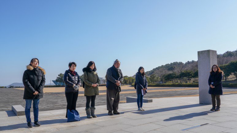 4·3평화공원 위령비앞에 활동가들과 참가자들이 서서 희생자들의 해원을 빌었습니다.