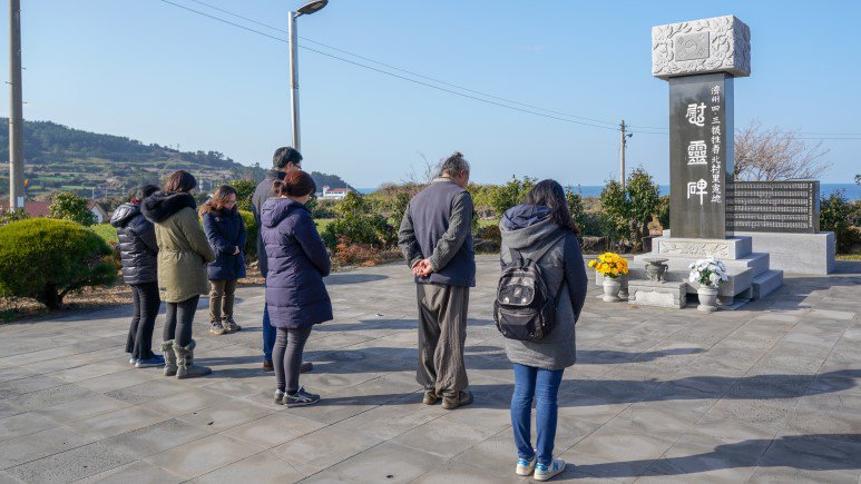 북촌 너븐숭이 위령비 앞에서 추념을 하고 돌아왔습니다.