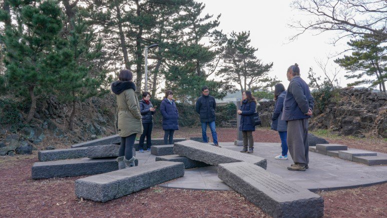 <순이삼촌> 문학비 앞에서 해설을 듣고 있습니다.