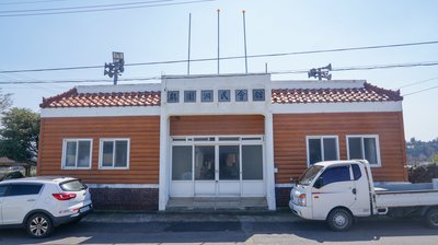 비학동산 위에 세워진 학원동민회관 정면