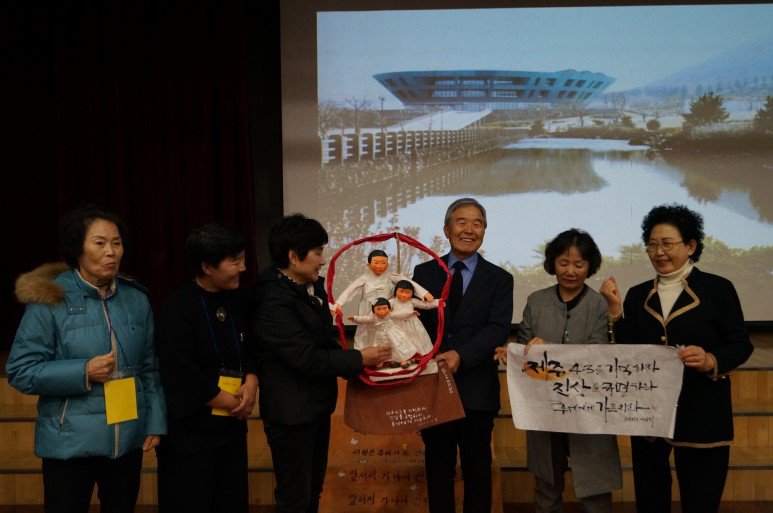 제주4.3을 생각하며 '오월 민주여성회' 회원이 직접 만든 인형과 글씨를 전달했습니다.