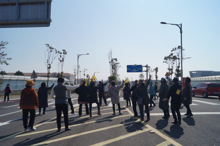 오월민주여성회 회원분들이 제주 해군기지 앞에서 강정마을 평화활동가들과 강정댄스를 함께 췄습니다.