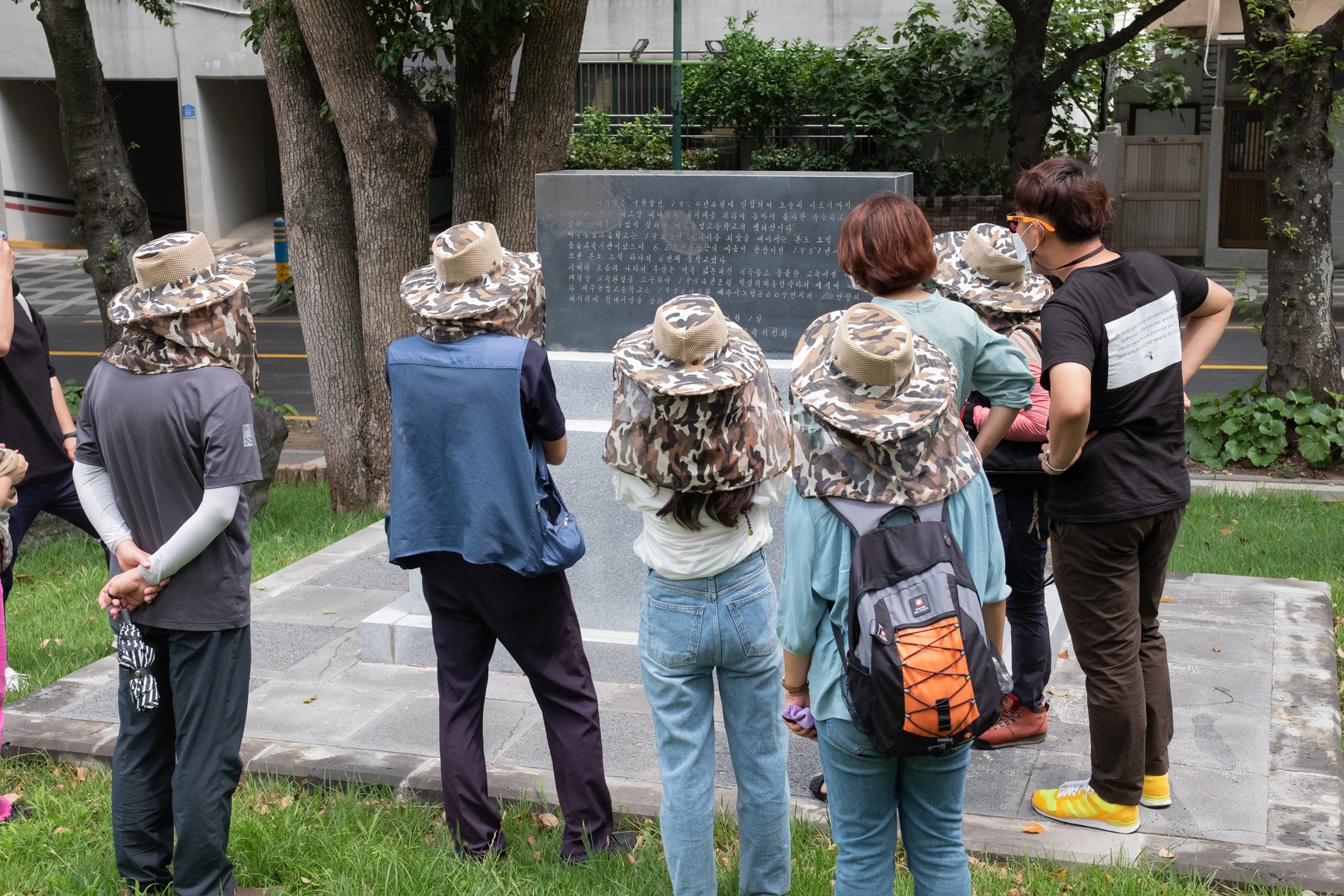 지난 7월 10일 제주4·3 유적지 시민지킴이단이 "제주농업고등학교이동기념비"에 적힌 내용을 살펴보고 있다.