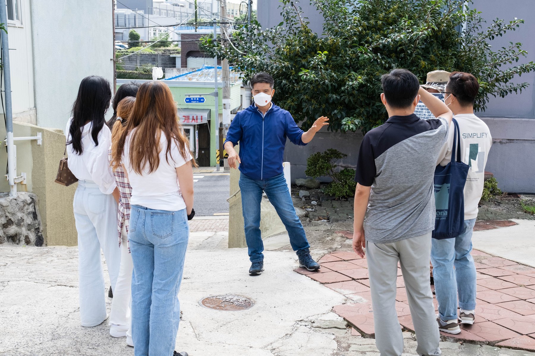 지난 9월 25일 제주4·3 유적지 시민지킴이단이 하귀중학원 2학년 교실 옛터에서 답사 활동을 벌이고 있다.