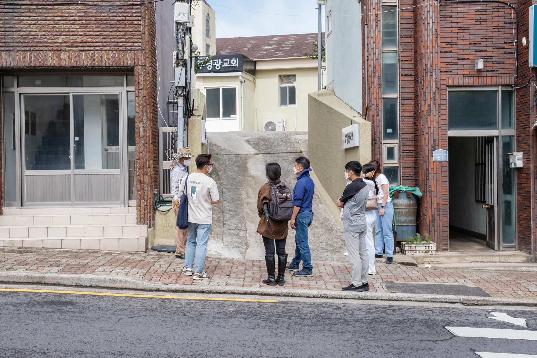 지난 9월 25일 제주4·3 유적지 시민지킴이단이 하귀중학원 2학년 교실 옛터 입구에서 답사 활동을 벌이고 있다.