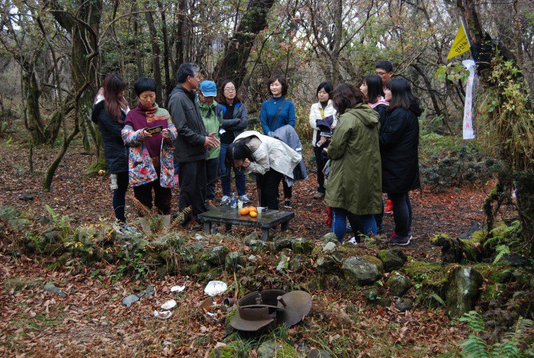 교래 북받친 밭 '이덕구 산전'에서 제를 올리는 사진