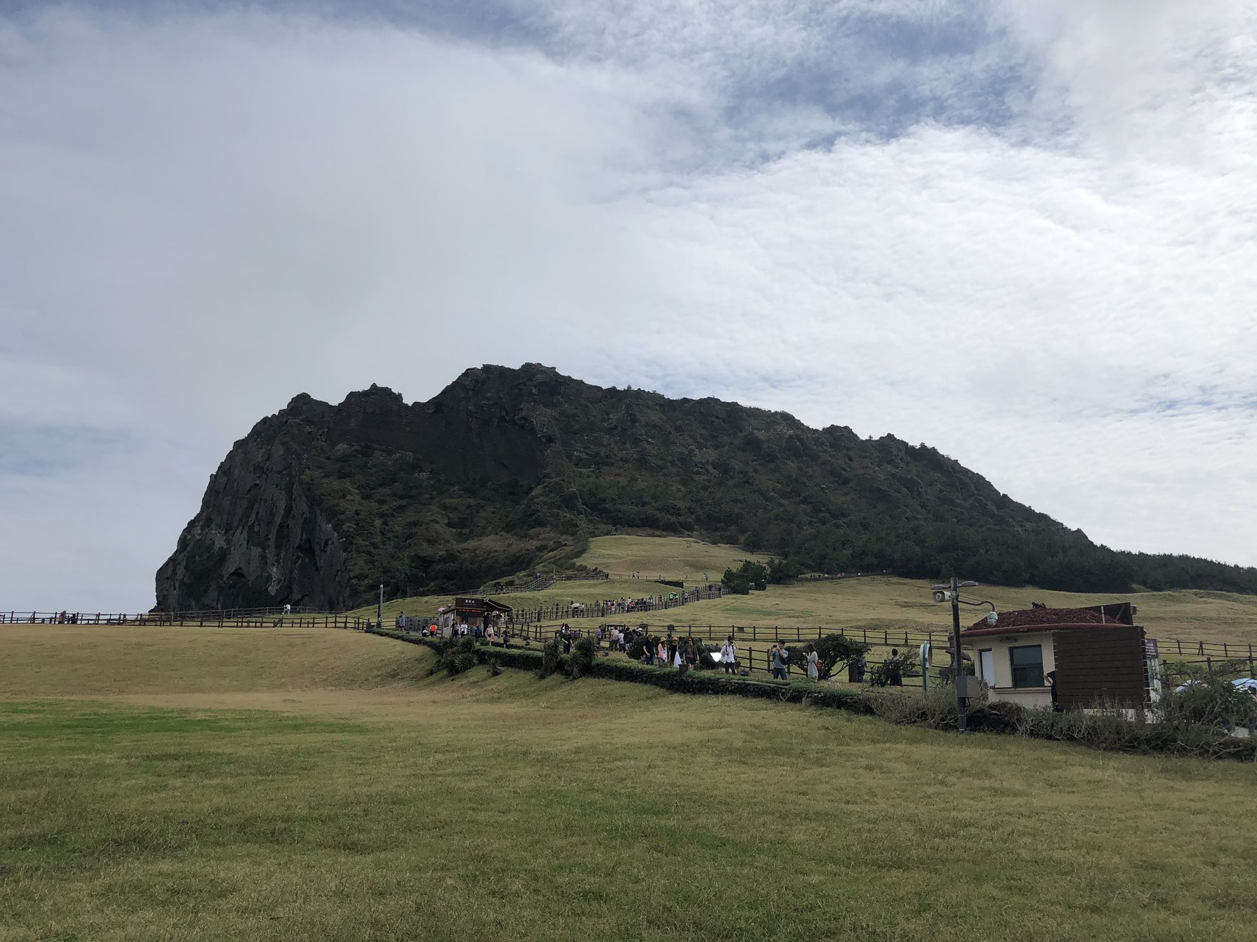 성산일출봉 봉우리가 보이는 넓은 들판, 우뭇개동산에도 제주4·3의 기억이 있습니다