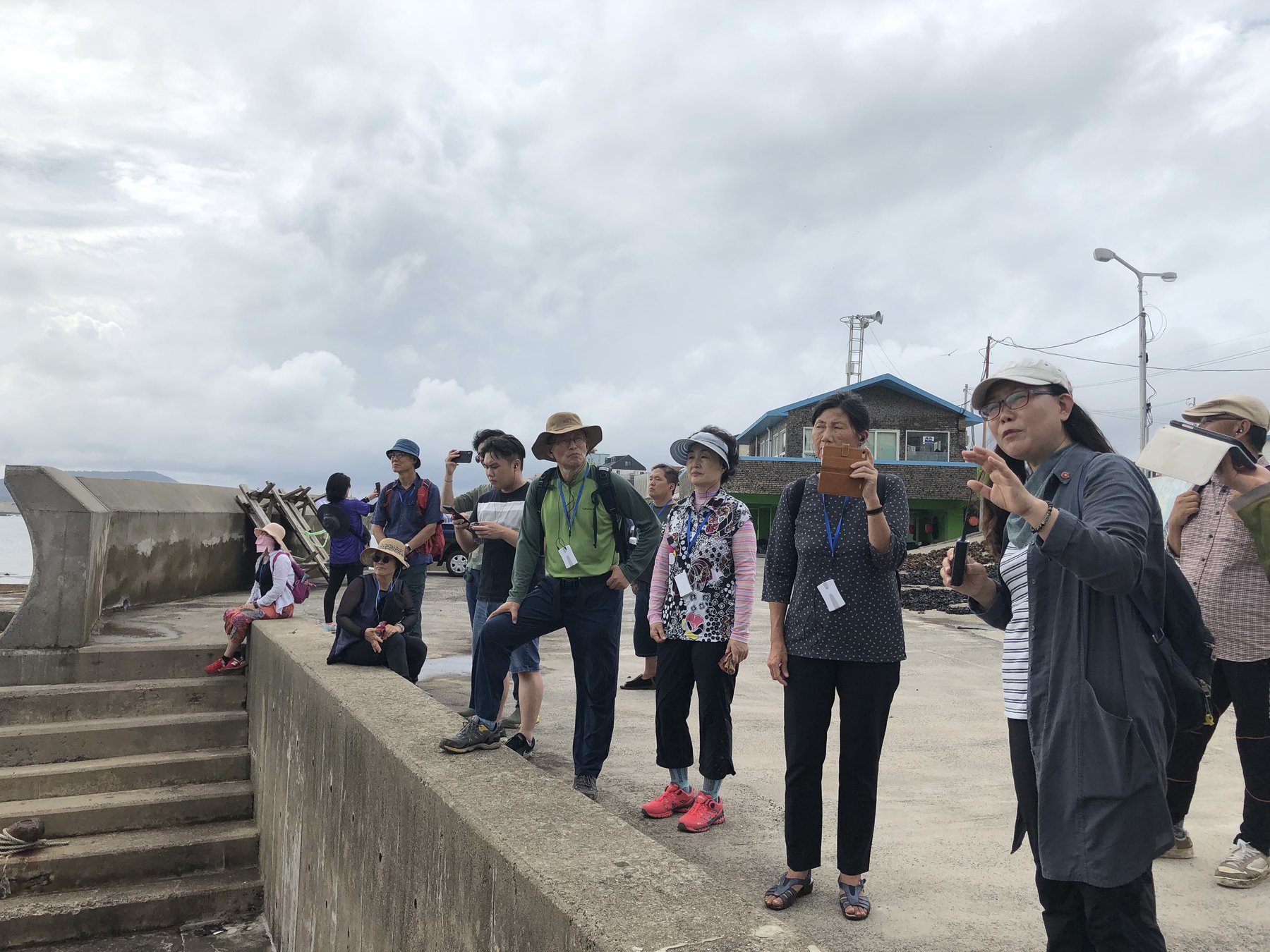 성산일출봉 절벽이 보이는 수마포구에서 김은희 실장님이 일제강점기 당시 만든 해안 진지동굴을 설명해주고 계십니다