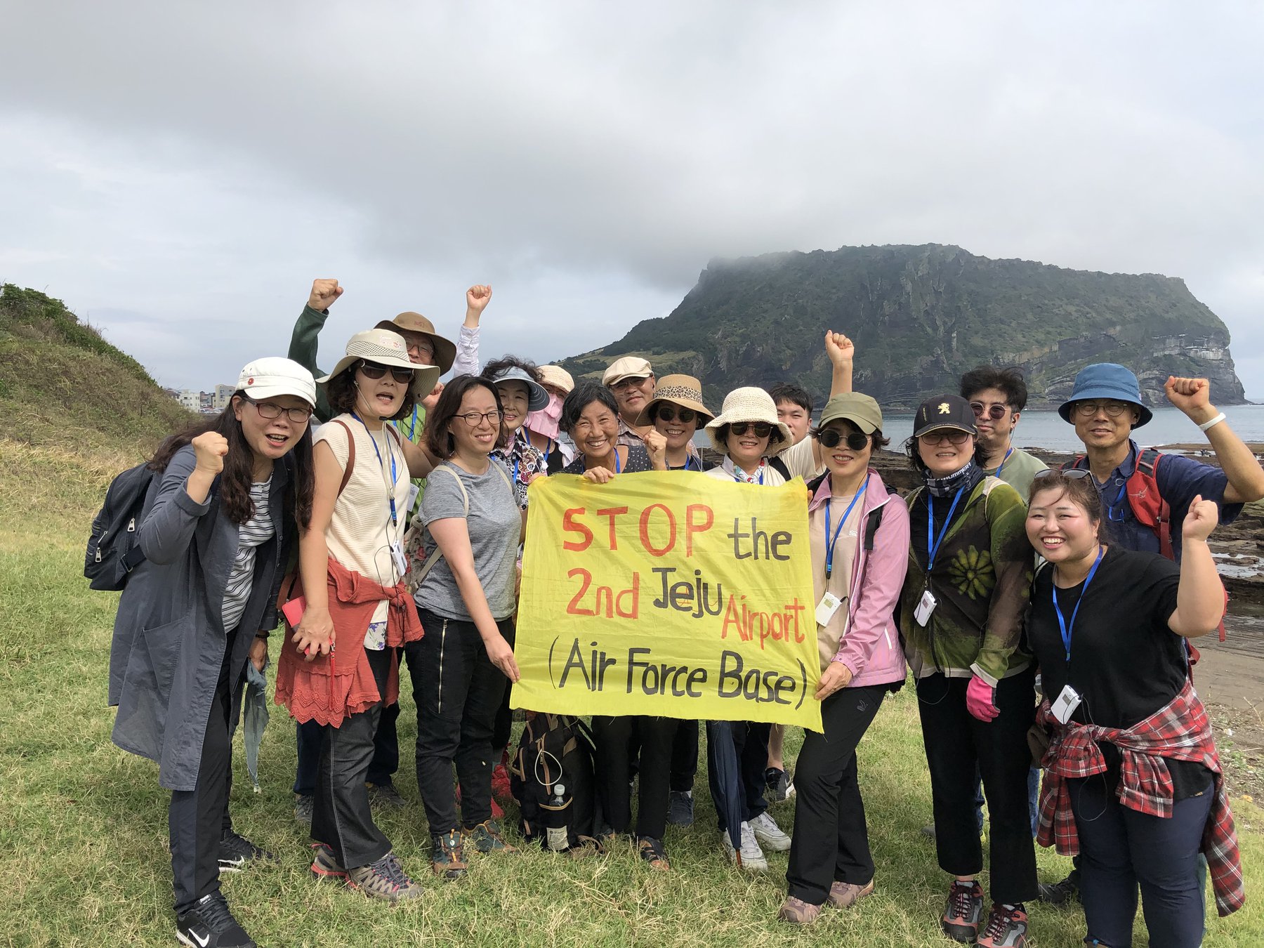 광치기해변 터진목 앞에서 제2공항 건설 강행은 제주의 자연과 역사를 파괴하고 동아시아의 평화를 위협하는 또 다른 제주4·3임을 함께 기억했습니다