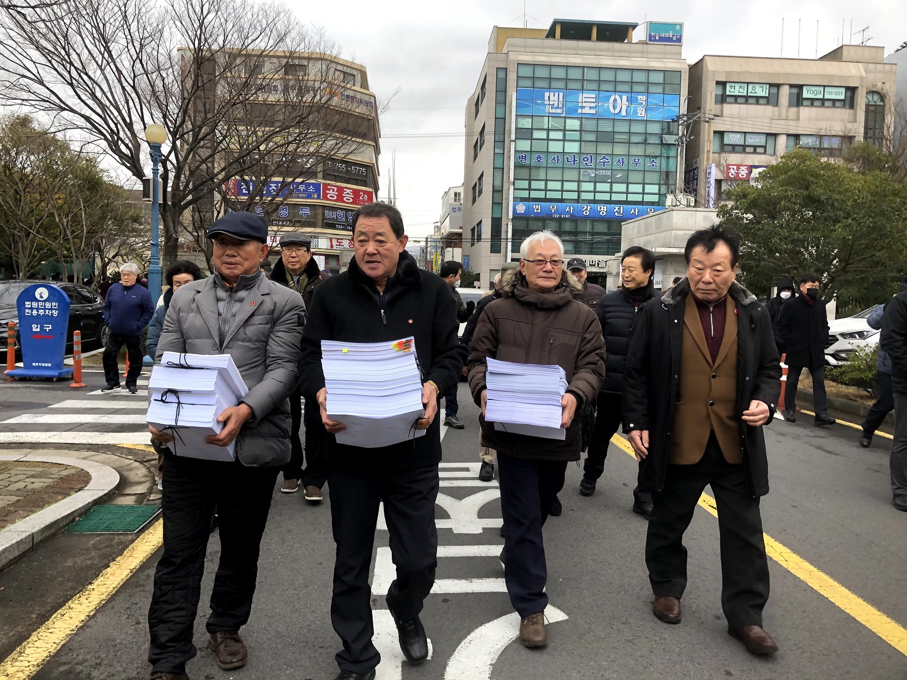 제주4·3희생자유족회 행방불명인유족협의회는 지난 9월 제주지법에 청구한 1차 재심 재판을 개시할 것을 주문하는 한편, 지난 18일에는 2차 재심 재판을 청구했습니다.