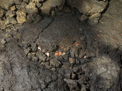 Broken pots inside the Keunneolgwe