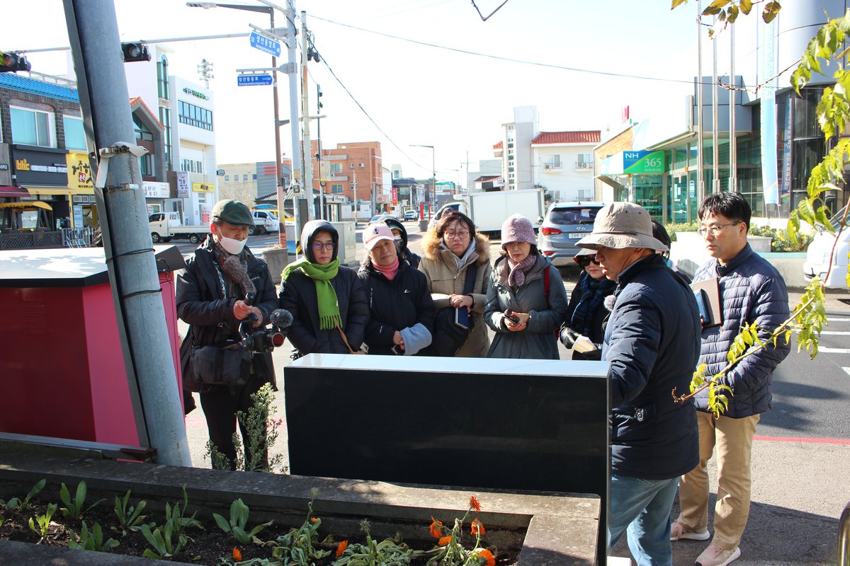 2023.11.25. 성산파출소 앞에 세워져있는 4‧3관련 표지석을 보고 있는 참여자들.