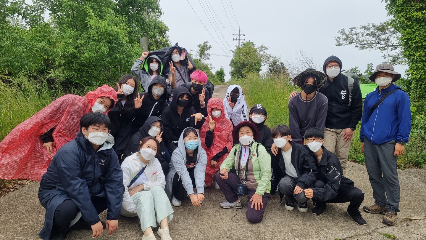 오디세이학교 학생들이 제주4·3 생존자 홍춘호 할머니와 기념촬영을 하고 있습니다.