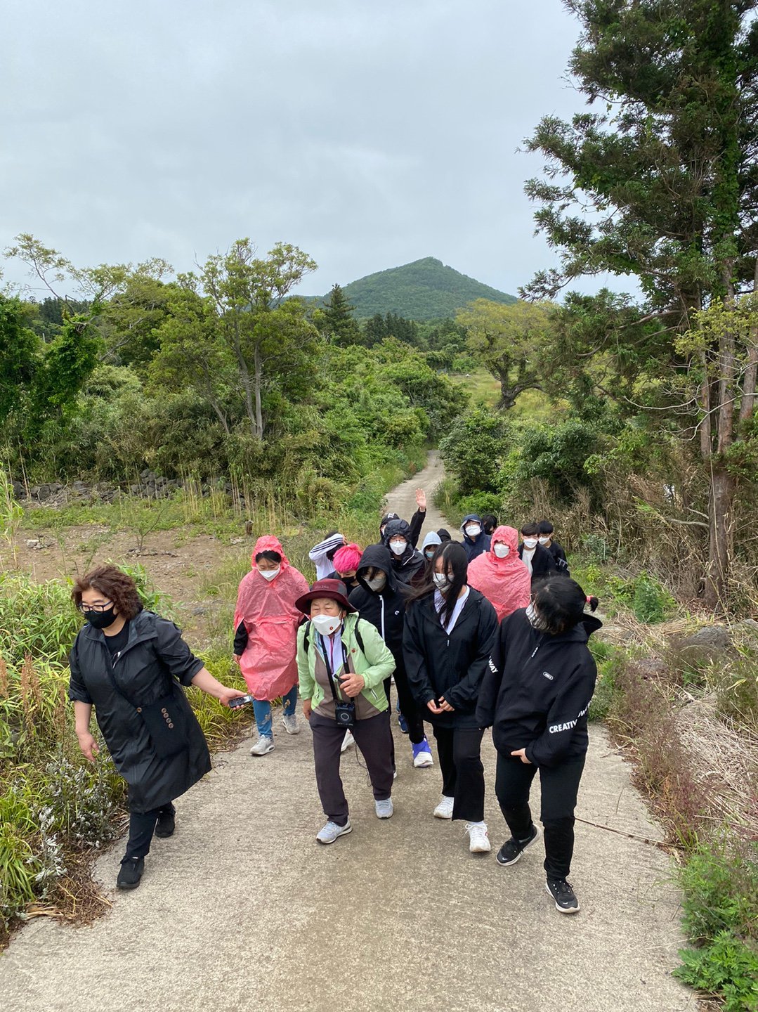 오디세이학교 학생들이 홍춘호 할머니와 빼앗긴 마을 무등이왓을 돌아보며 설명을 듣고 있습니다.