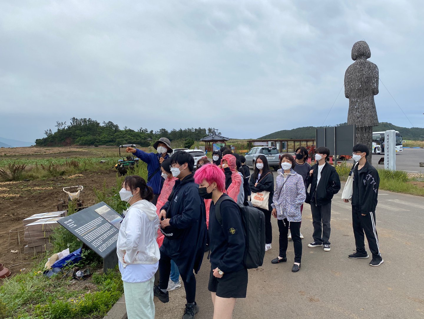 오디세이학교 학생들이 알뜨르비행장에서 설명을 듣고 있습니다.