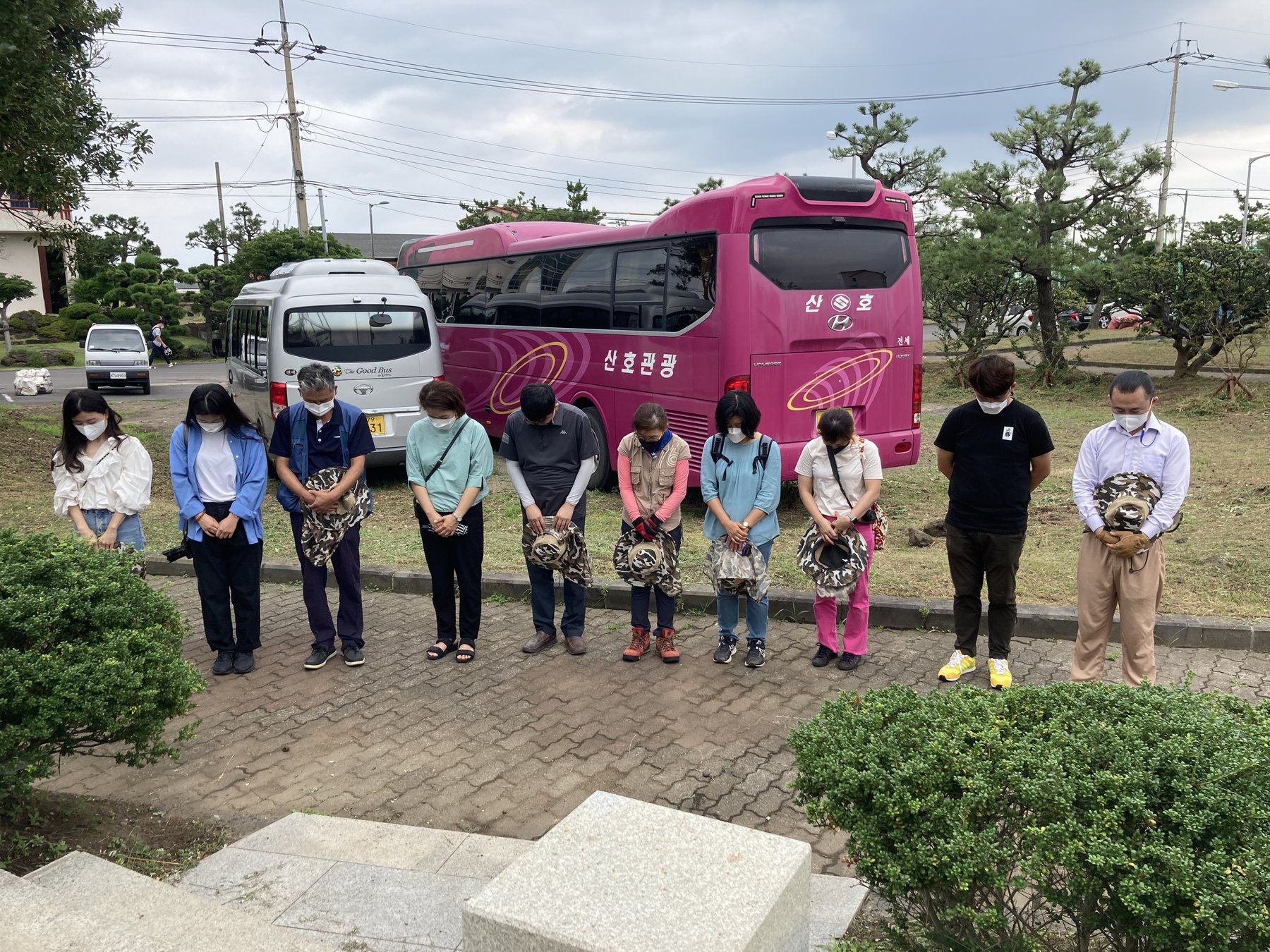 지난 7월 10일 제주4·3 유적지 시민지킴이단이 제주북부예비검속희생자 위령제단에서 4.3영령의 안식을 기원하며 묵념을 하고 있다.