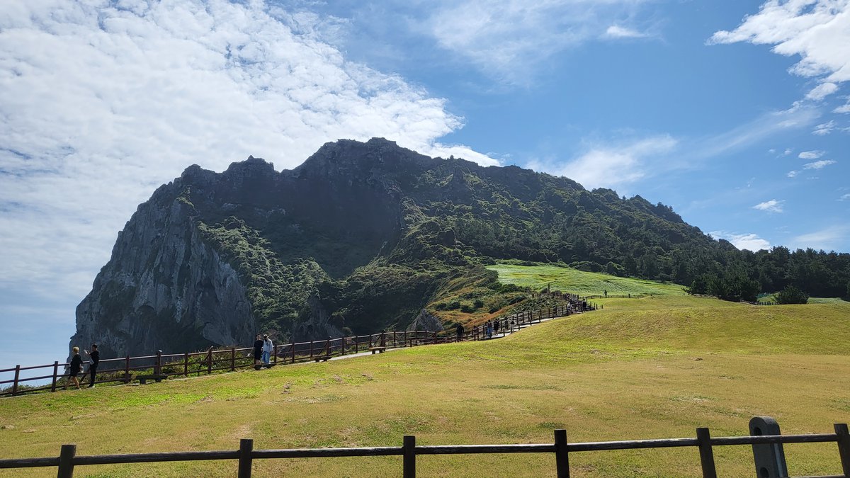 성산일출봉이 올려다보이는 우뭇개동산. 제주다크투어 제공