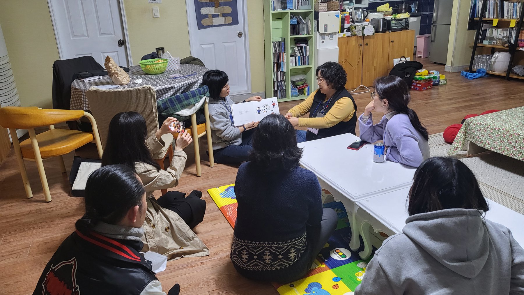 오은주 회원님이 할머니의 일대기를 담은 그림책의 내용을 설명하고 있습니다. (사진: 제주다크투어)