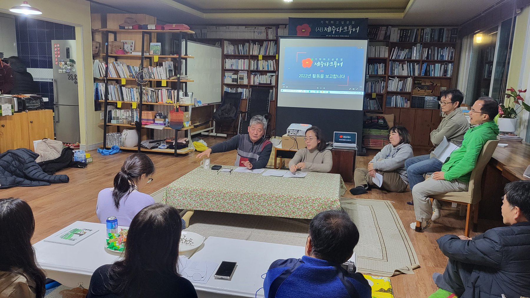 김경훈 시인님과 함께 제주4·3진상보고서 뒷이야기를 듣는 시간을 가졌습니다. (사진: 제주다크투어 제공)