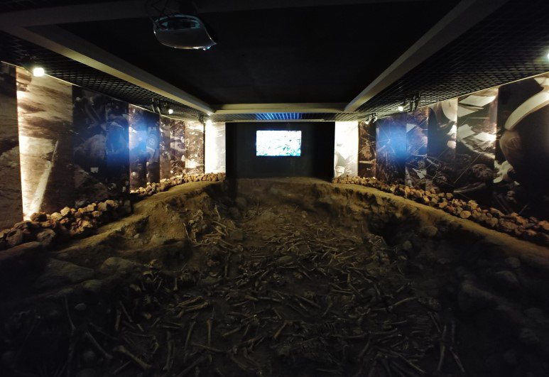 정뜨르(현 제주국제공항 자리) 유해발굴 현장을 재현해놓은 봉안관