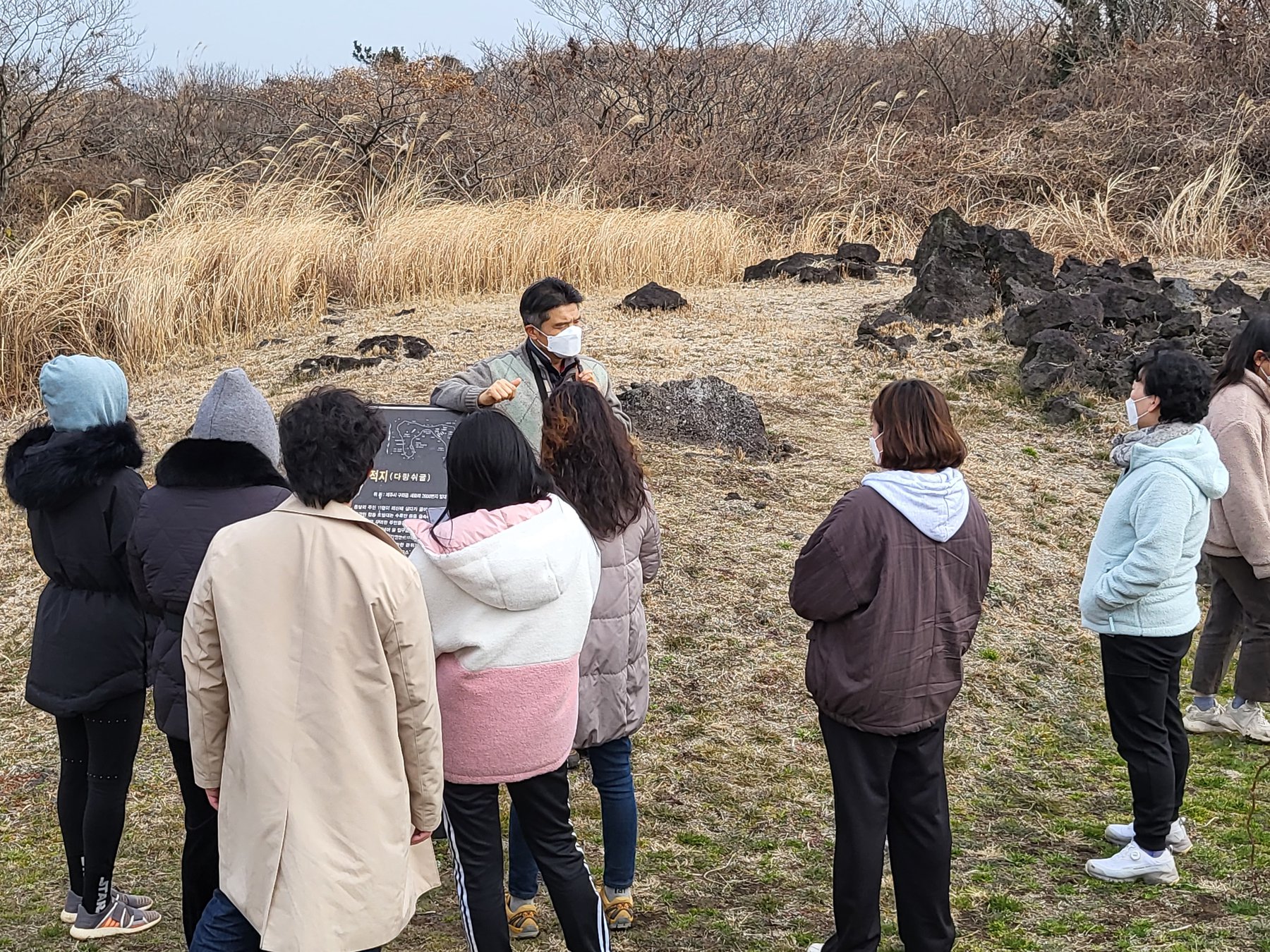 다랑쉬굴. 기행의 해설을 맡은 제주다크투어 대표가 다랑쉬굴의 역사와 현황해 대해 설명하고 있다.