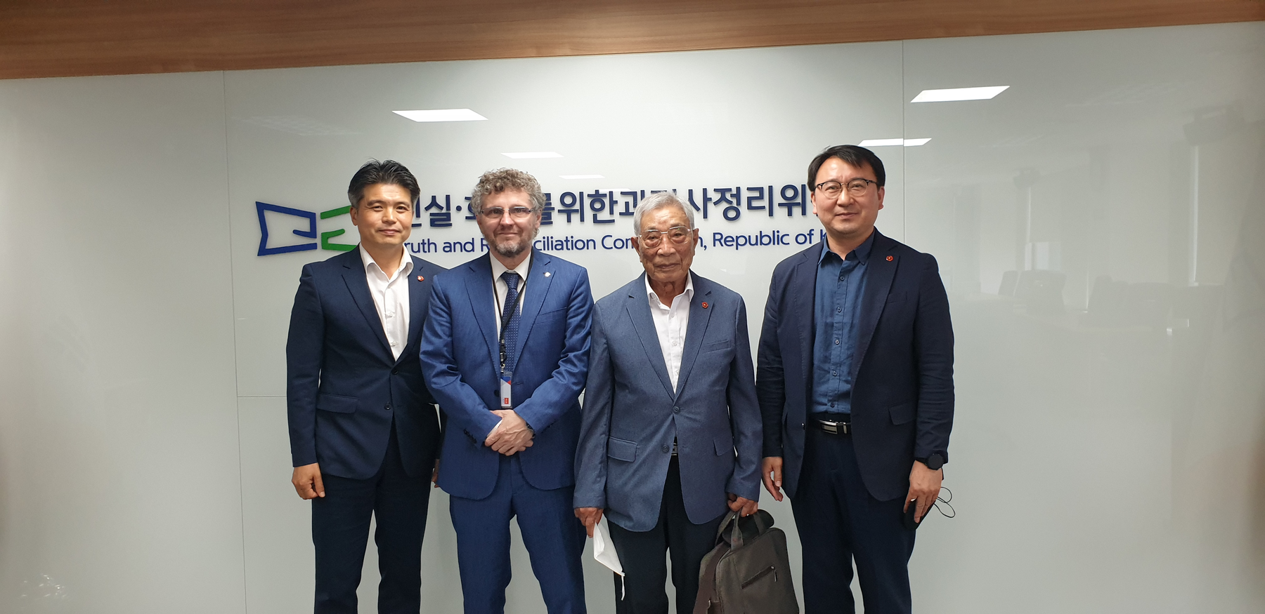 왼쪽부터 양성주 제주다크투어 대표, 파비안 살리올리 특별보고관, 김명원 어르신, 제주다크투어 김남훈 운영위원