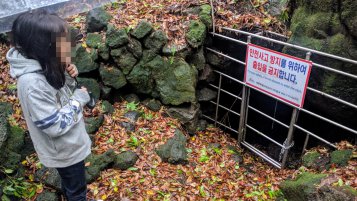 At the entrance of Moksimul Cave