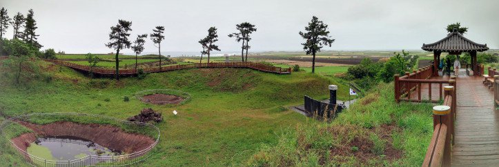 Memorial and mass graves at Seodal Oreum, Daejeong-eup. ⓒTodd Cameron Thacker