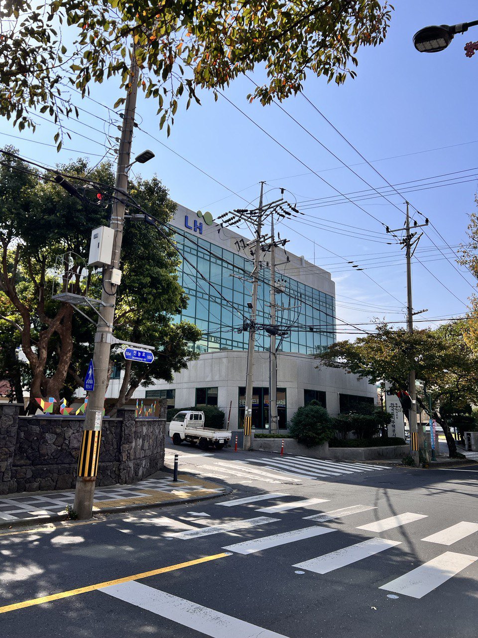 한국토지주택공사 제주지역본부(구 제주농업학교 터), 제주다크투어 제공