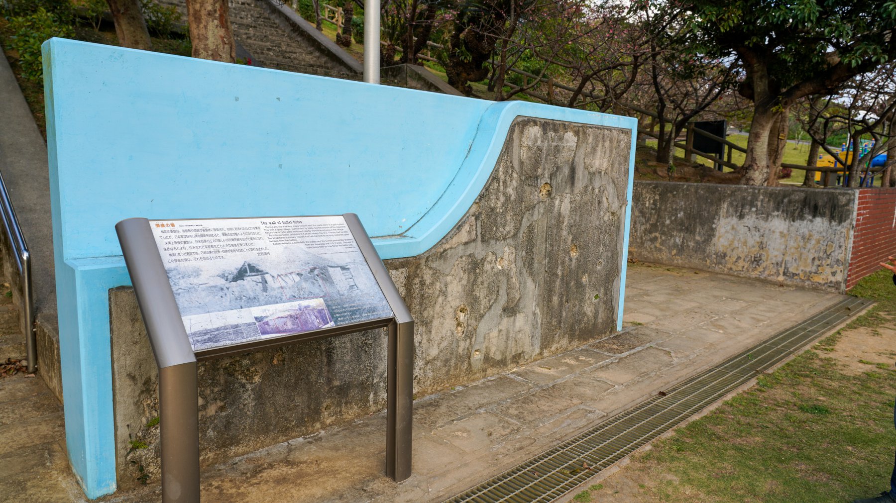 가카즈고대 전망대에 오르는 길 옆, 오키나와전투 당시 총탄의 흔적이 있는 민가의 벽을 보전해 전시하고 있습니다.