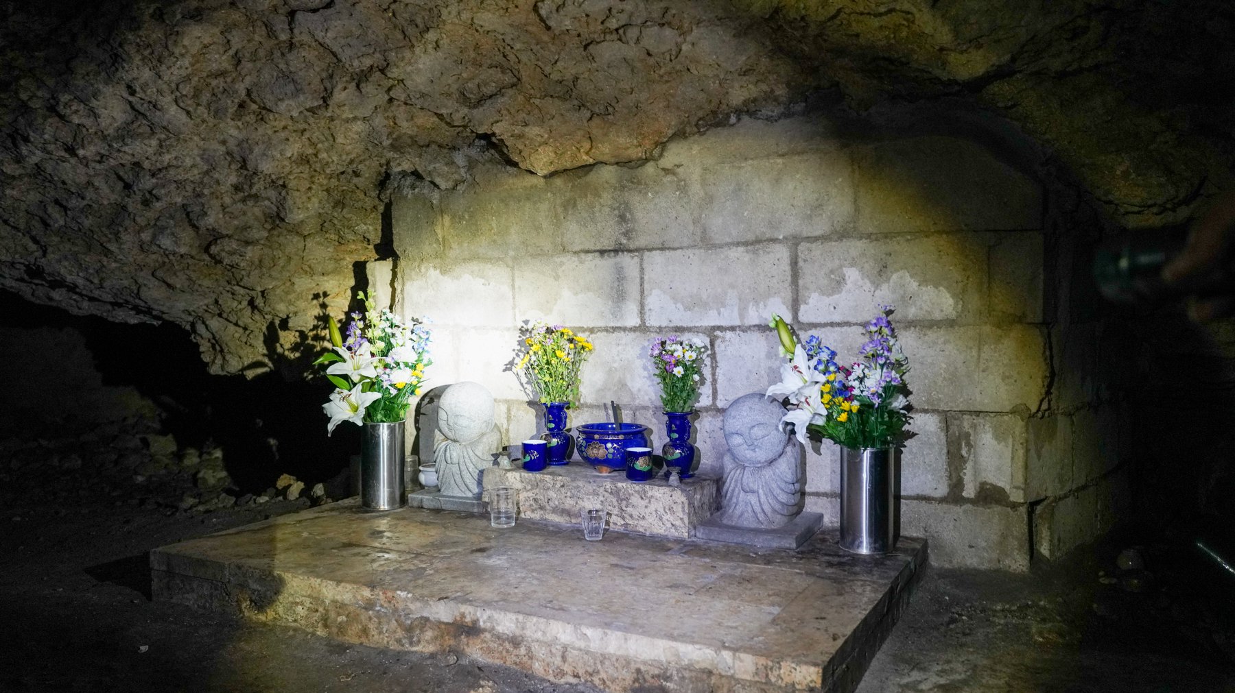 치비치리동굴 안에는 당시 희생된 오키나와 주민들을 추모하는 위령제단이 만들어져있습니다