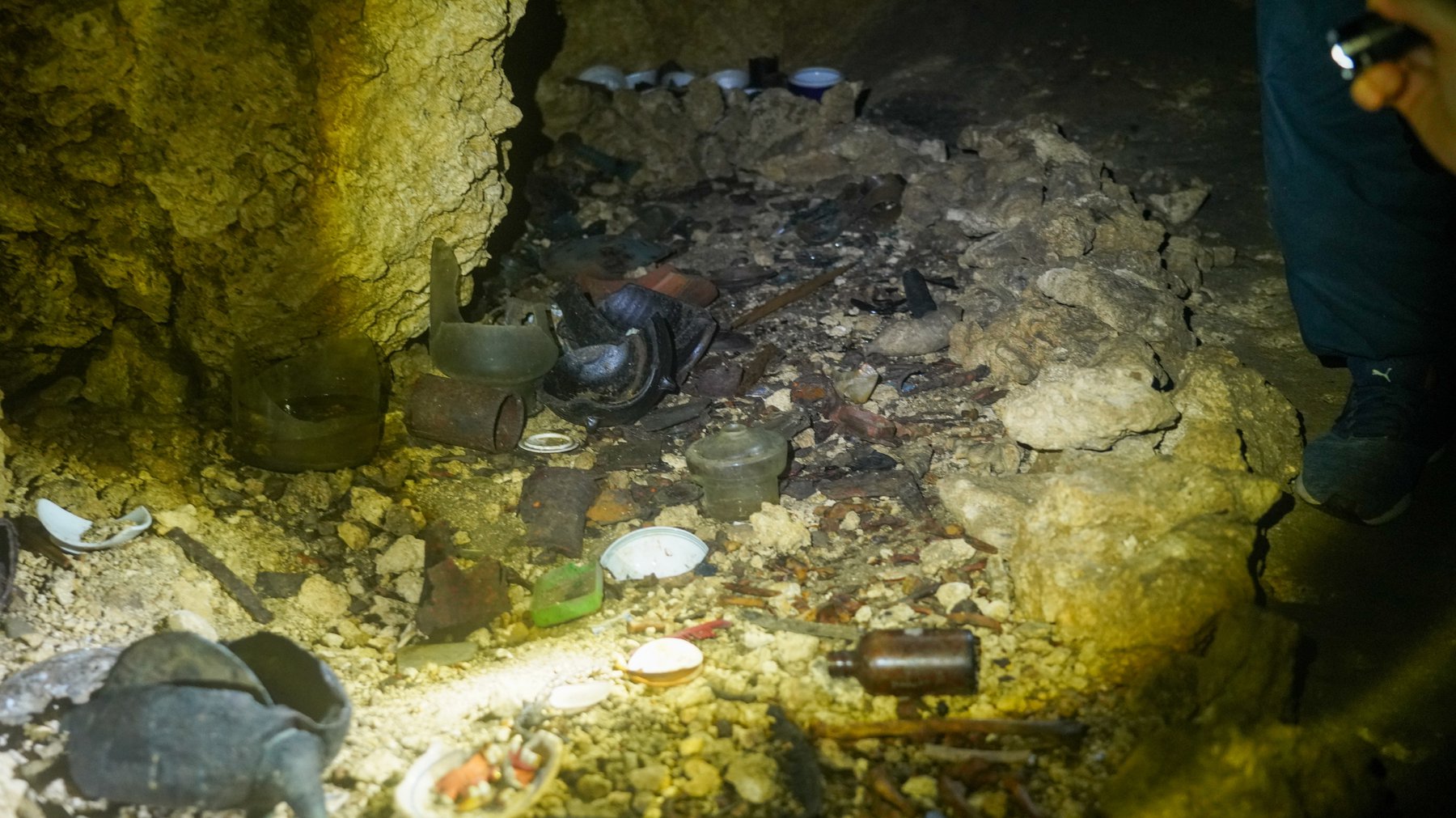 치비치리동굴 안에는 여전히 당시 돌아가신 희생자들의 유해가 있습니다
