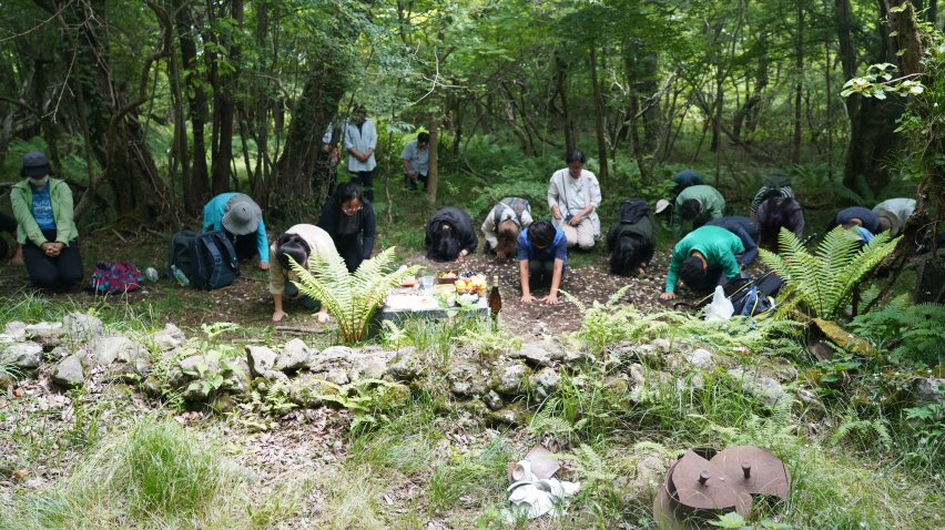 조금씩 준비해간 제물을 제사상 위에 올렸습니다. 그 앞에서 잠든 영령들께 절을 올렸습니다.