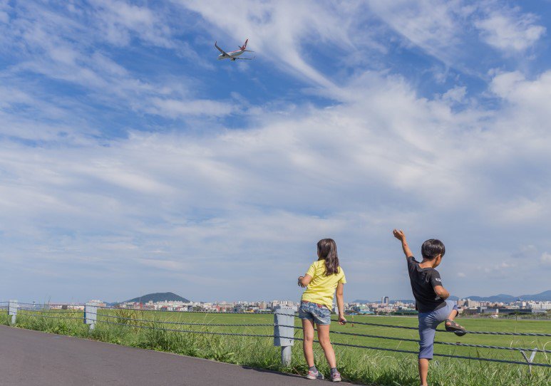 정뜨르 비행장 터. 현재의 제주국제공항 자리이자 수많은 제주사람들이 학살된 곳이었다. 지난 8월부터 추가 유해발굴작업이 시작되었다 ⓒ김민환