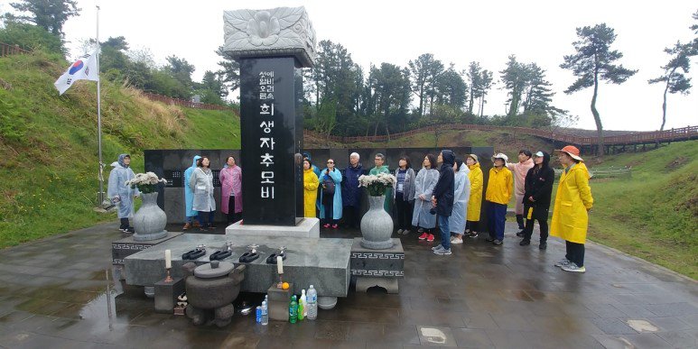 섯알오름 예비검속 희생자 추모비. 해설사는 늘 희생자들의 나이를 눈여겨 보라고 했다. 어린이들도 학살을 피해갈 순 없었다 ©참여연대