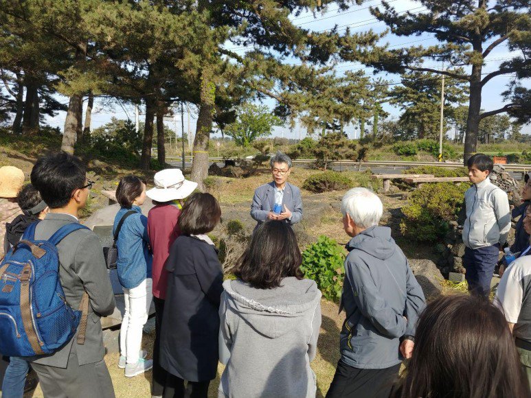 북촌 너븐숭이 애기무덤 앞에서 해설 중인 김종민 제주다크투어 자문위원 ©제주다크투어