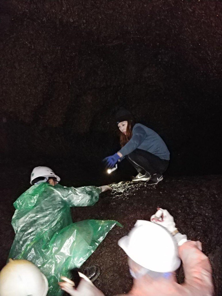 한상희 제주교육청 장학사가 4·3 해설과 함께 큰넓궤 답사를 이끌었다 ©제주다크투어