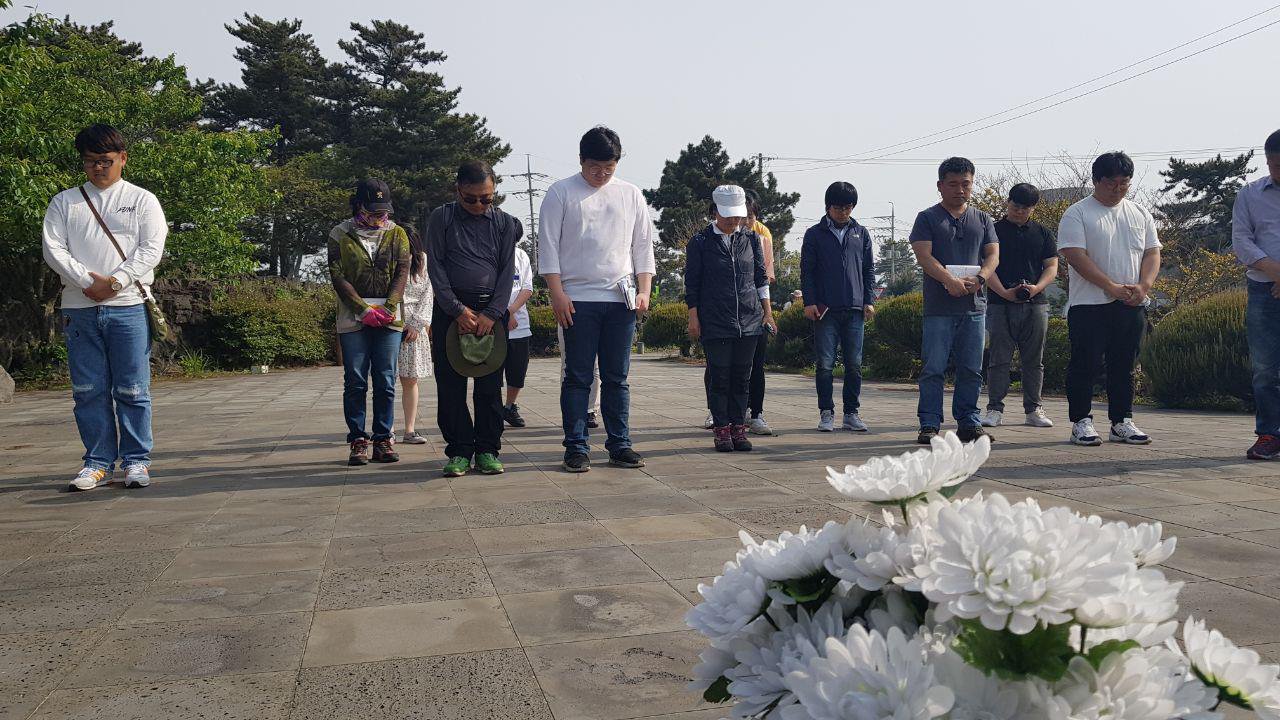 너븐숭이 위령탑 앞에 서서 잠시 묵념했습니다.